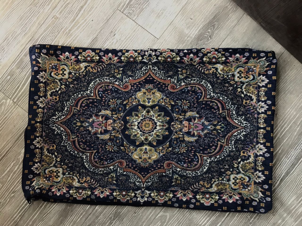 تصویر 1 از خرید عمده روبالشتی طرح فرش مخمل